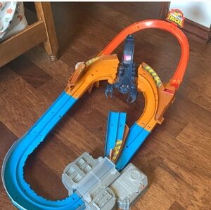 Hot Wheels Monster Trucks Scorpion Loop Track Set – Loop Action Playset